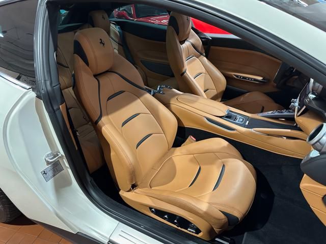 Ferrari GTC4Lusso for sale | FERRARI GTC4 Lusso V12 TETTO PANORAMA-LIFTING-TRIPLO STRATO-POWER - Image 32