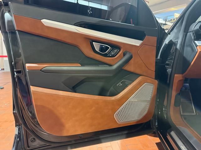 Lamborghini Urus for sale | LAMBORGHINI Urus 4.0 Uff.Italia Pelle Terra Asia -Tetto-Unico prop. - Image 11