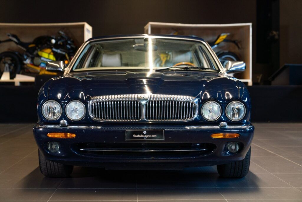 Daimler Eight for sale | 1997 DAIMLER V8 LWB - Image 3