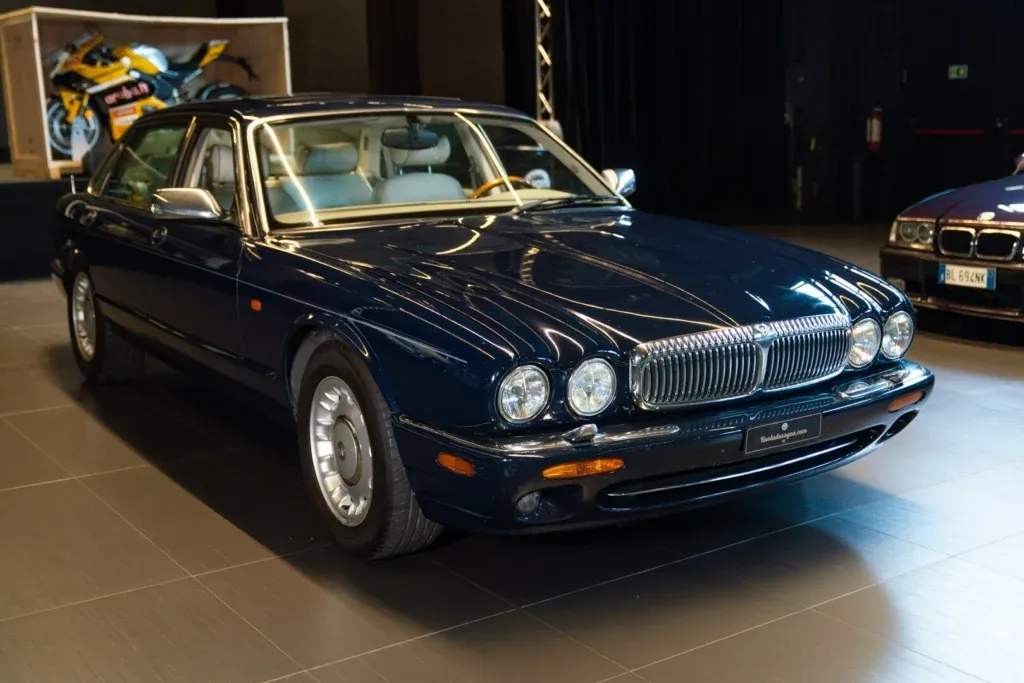 Daimler Eight for sale | 1997 DAIMLER V8 LWB - Image 2