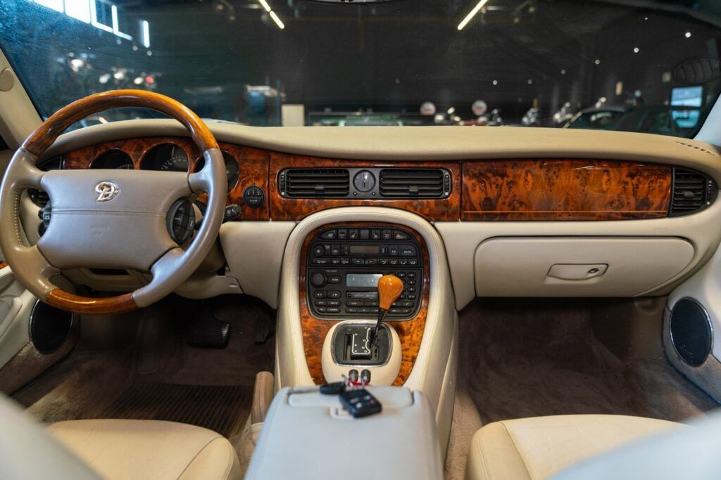 Daimler Eight for sale | 1997 DAIMLER V8 LWB - Image 30