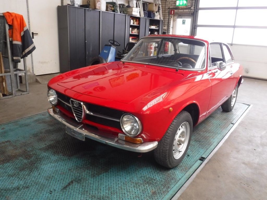 Alfa Romeo Giulia Sprint GT/GTV (105/115 Coupes) for sale | Alfa Romeo - Bertone 1300 GT jr restored