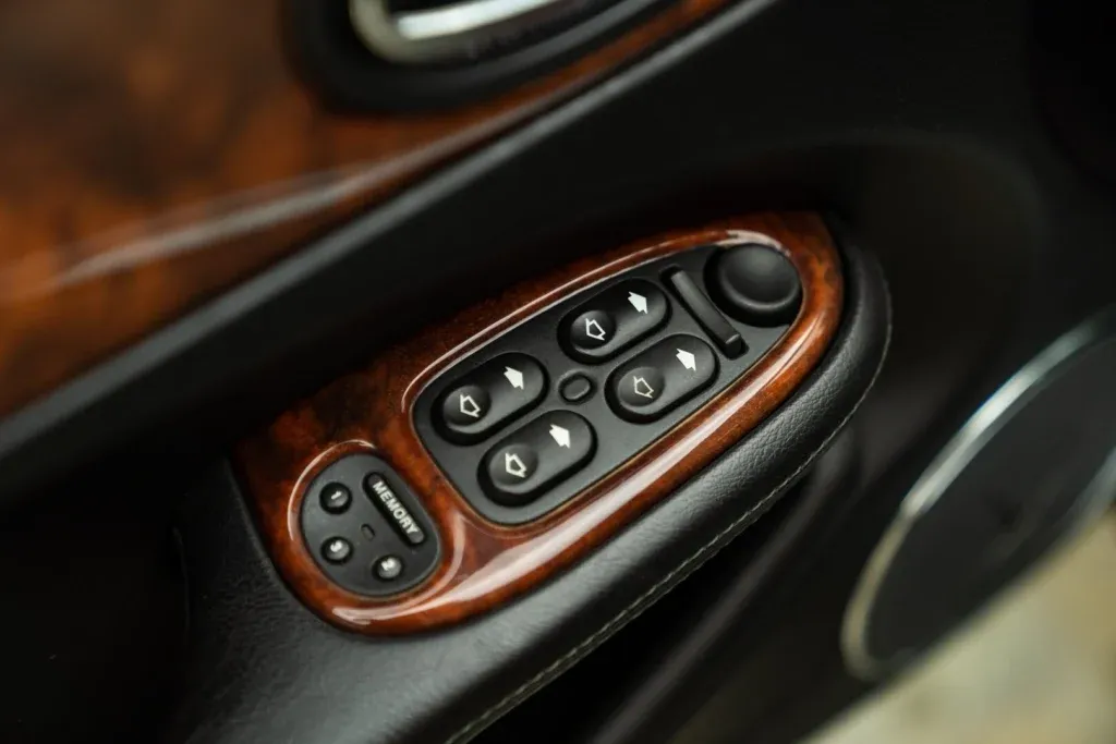 Jaguar XJ for sale | 2000 JAGUAR XJR - Image 30