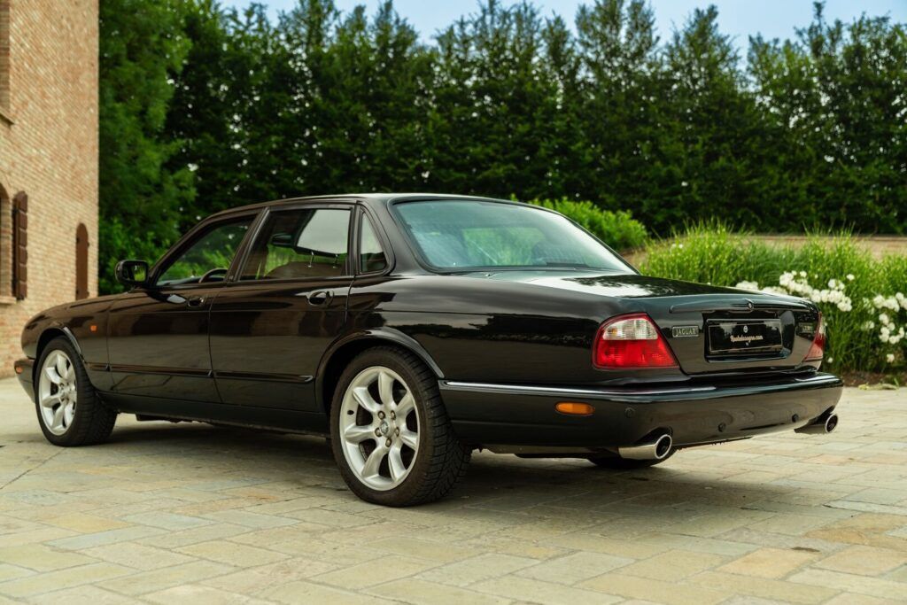 Jaguar XJ for sale | 2000 JAGUAR XJR - Image 15