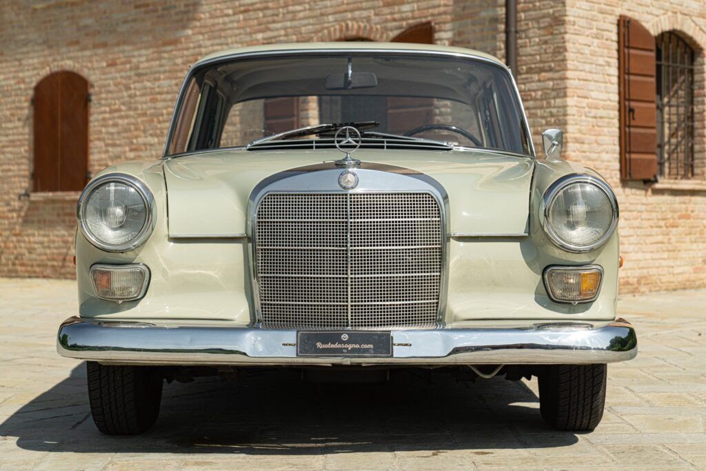 Mercedes-Benz Fintail (Heckflosse) for sale | 1966 MERCEDES-BENZ 200 CODINE - Image 3