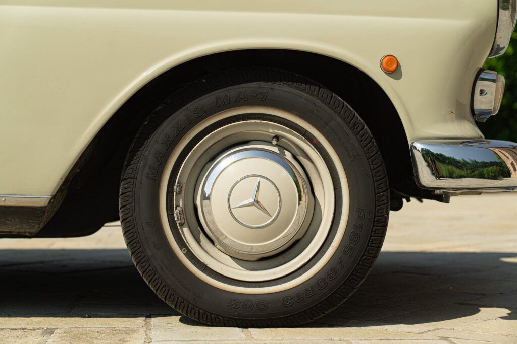 Mercedes-Benz Fintail (Heckflosse) for sale | 1966 MERCEDES-BENZ 200 CODINE - Image 25