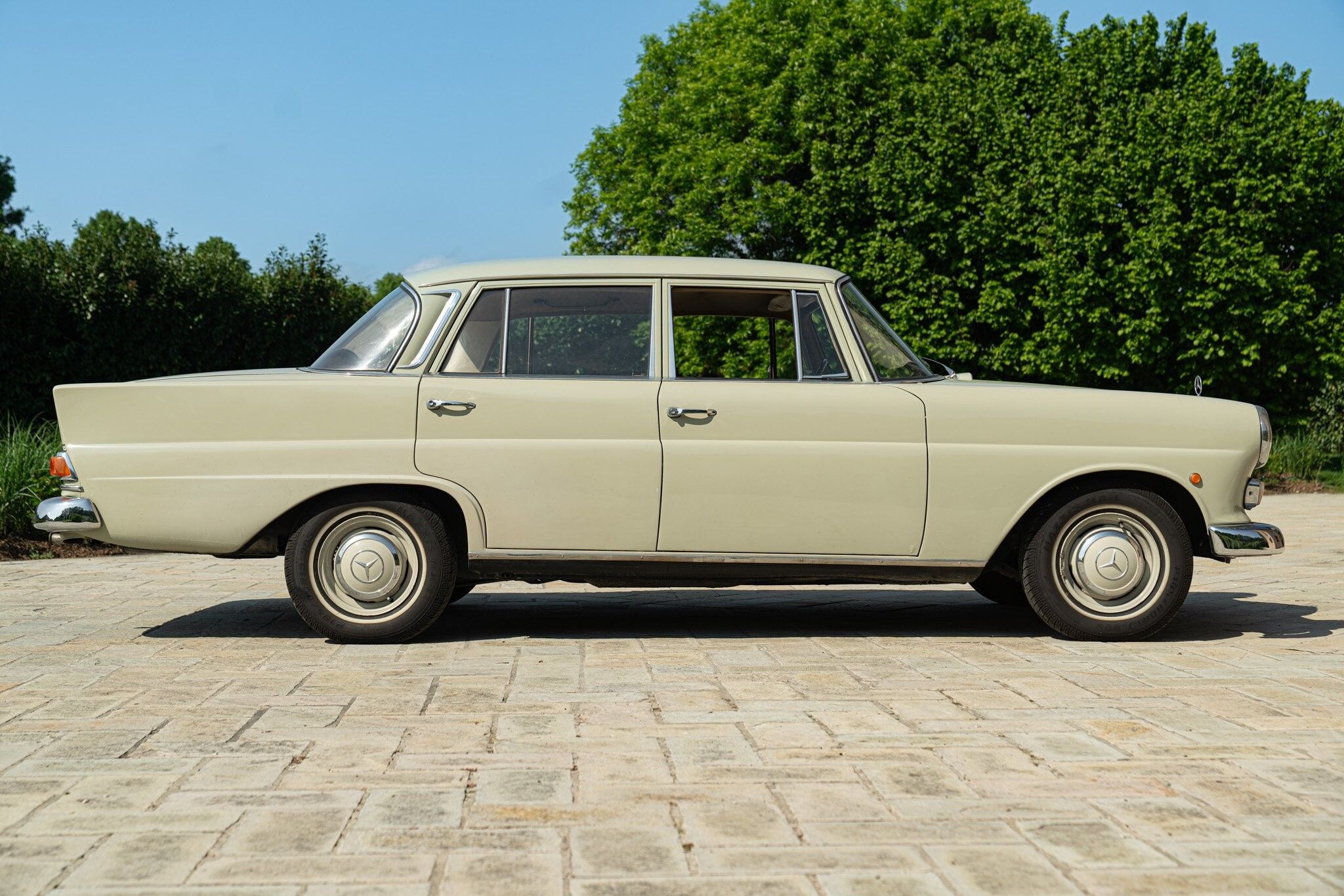 Mercedes-Benz Fintail (Heckflosse) for sale | 1966 MERCEDES-BENZ 200 CODINE - Image 4